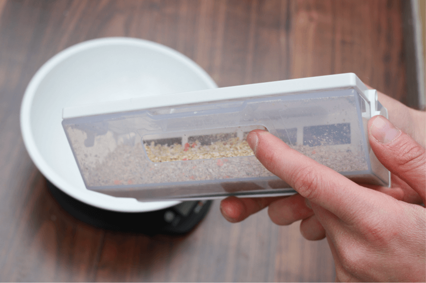 Die Staubrückhalteklappe des Ecovacs Deebot T9 in der Nahansicht